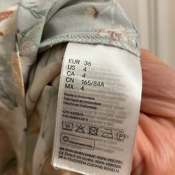 Floral H&M dress. Very good condition. Wore it just a couple of days. - Picture 5 of 6